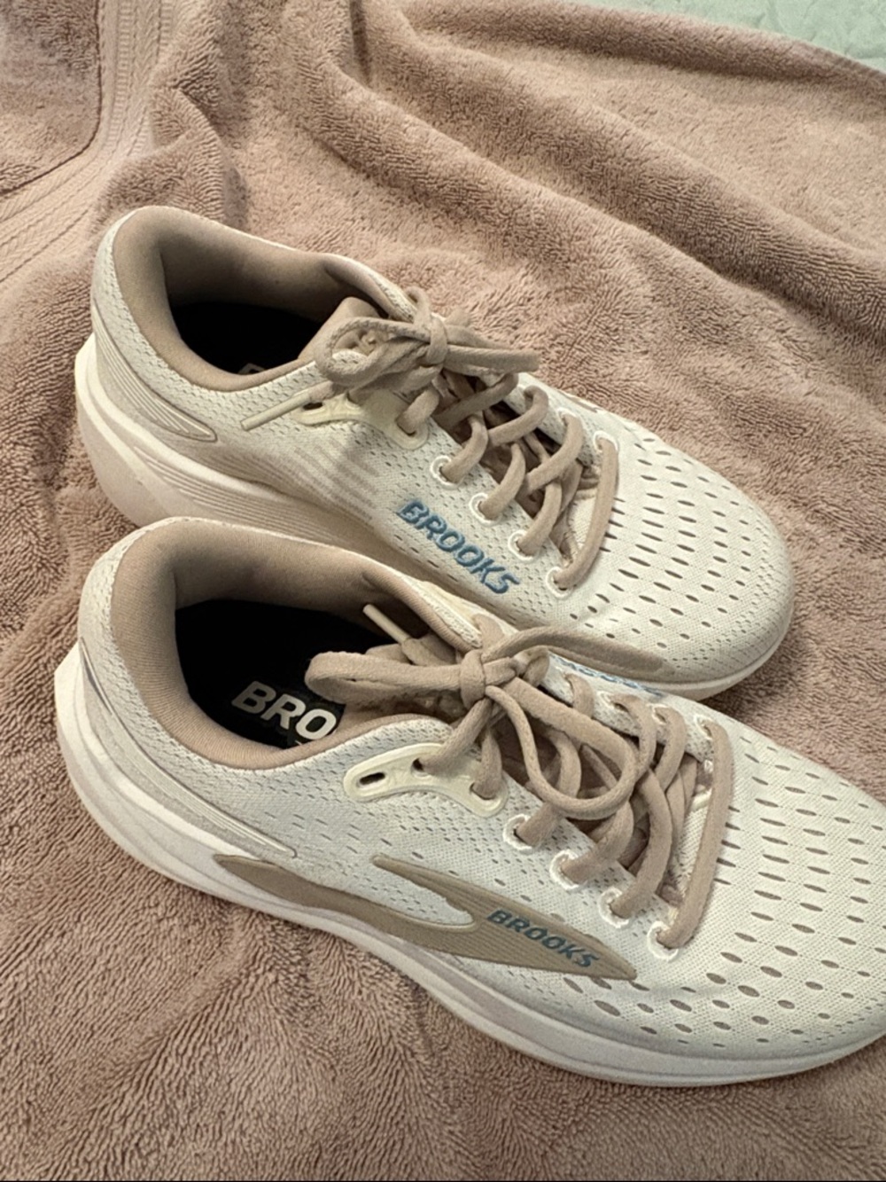 Brooks White and Beige Ghost Max 3, worn once, size 6